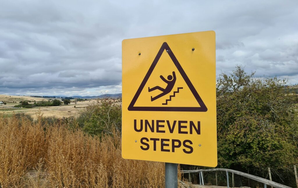 image of uneven steps sign